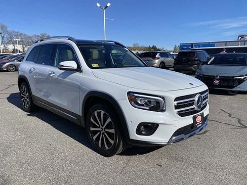 Used 2023 Mercedes-Benz GLB 250 4MATIC image 2