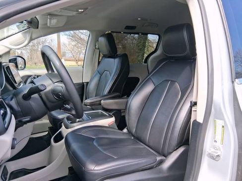 Used 2024 Chrysler Pacifica Touring-L image 11