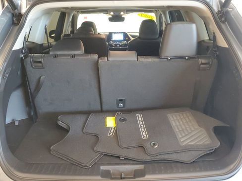 Used 2023 Toyota Highlander XLE image 8