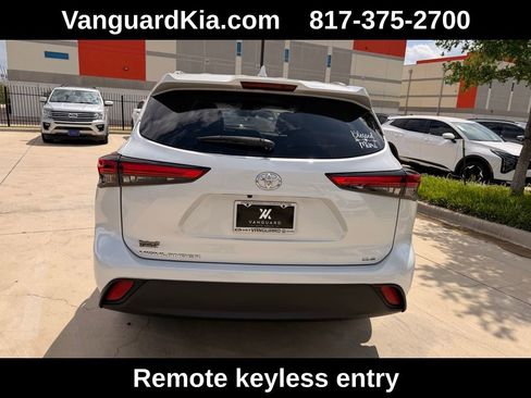 Used 2023 Toyota Highlander XLE image 3