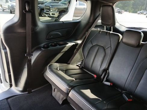 Used 2025 Chrysler Pacifica Limited FWD image 9