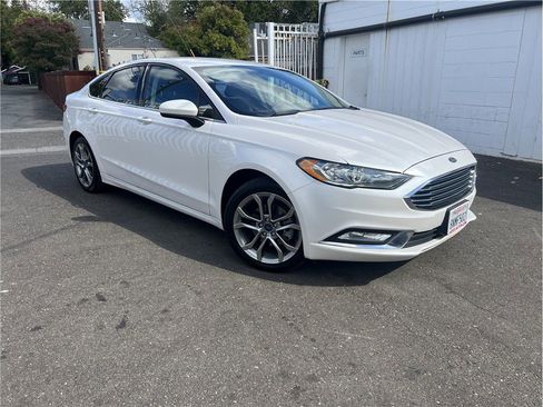 Used 2017 Ford Fusion SE w/ Equipment Group 201A image 1
