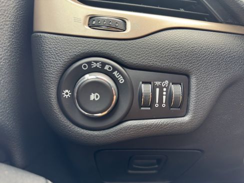 Used 2015 Jeep Cherokee Latitude AWD/4WD image 24