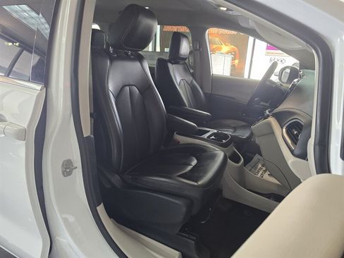 Used 2023 Chrysler Pacifica Touring-L FWD image 14