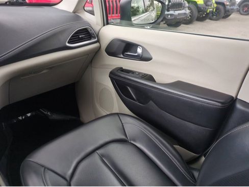 Used 2023 Chrysler Pacifica Touring-L image 18