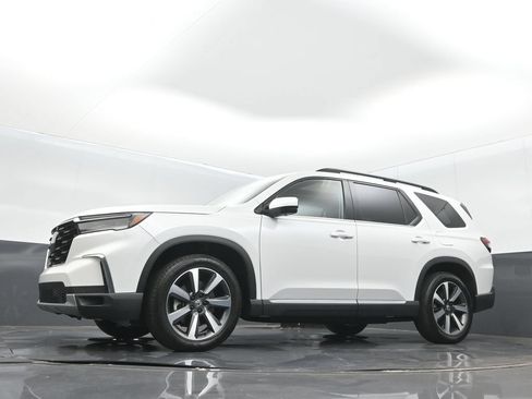 Used 2025 Honda Pilot Elite image 13