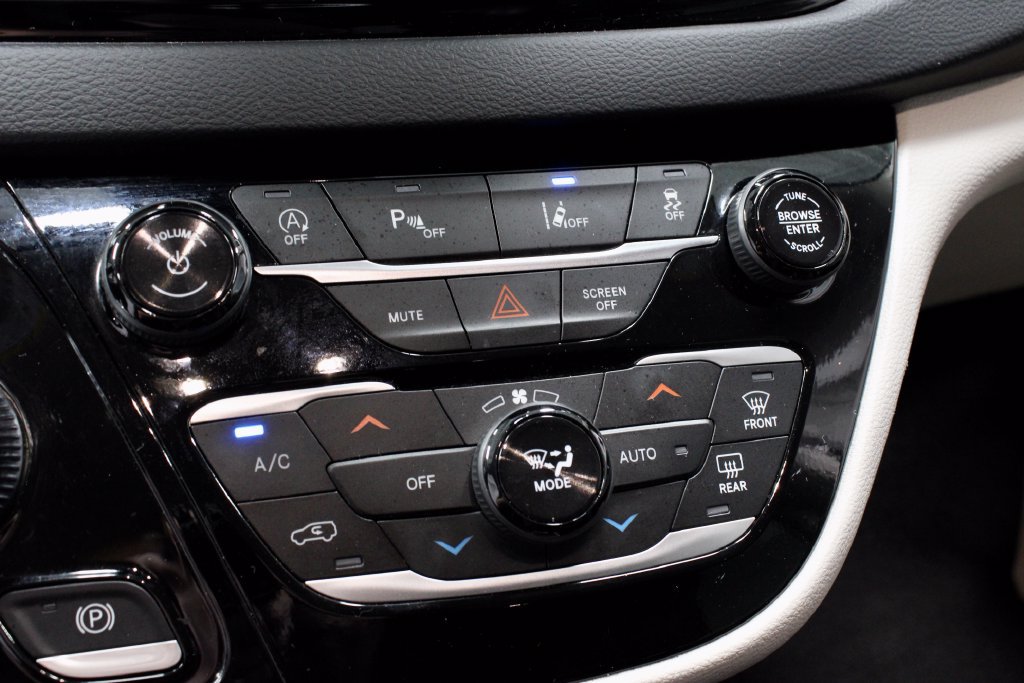 Used 2024 Chrysler Pacifica Touring-L FWD image 34