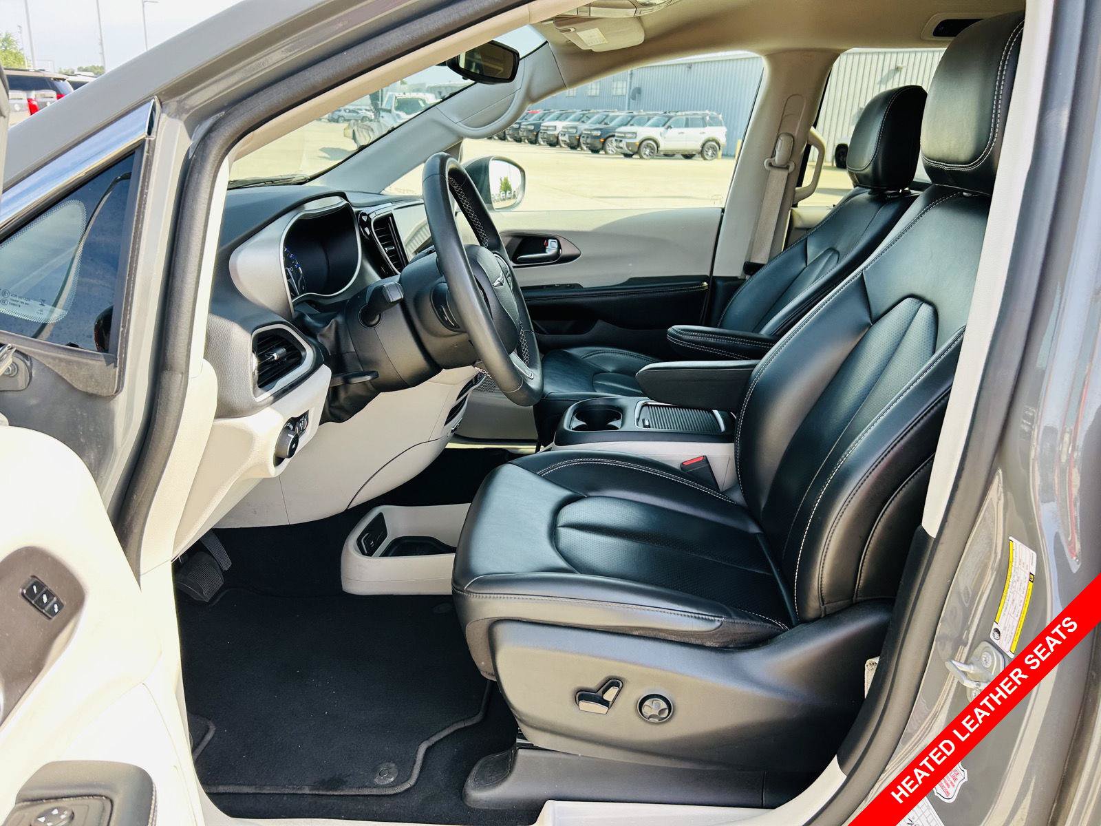 Used 2023 Chrysler Pacifica Touring-L FWD image 3