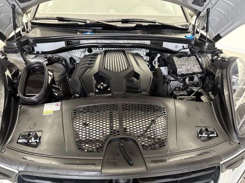 Certified 2023 Porsche Macan AWD/4WD image 12