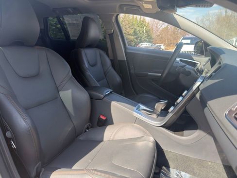 Used 2017 Volvo V60 T5 Cross Country w/ Technology Package image 32