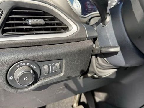 Used 2025 Chrysler Pacifica Select image 29