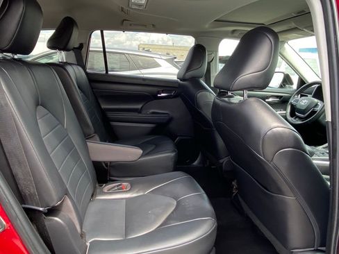 Used 2022 Toyota Highlander XLE AWD/4WD image 24