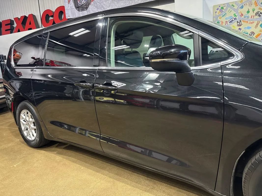 Used 2023 Chrysler Pacifica Touring-L FWD image 36