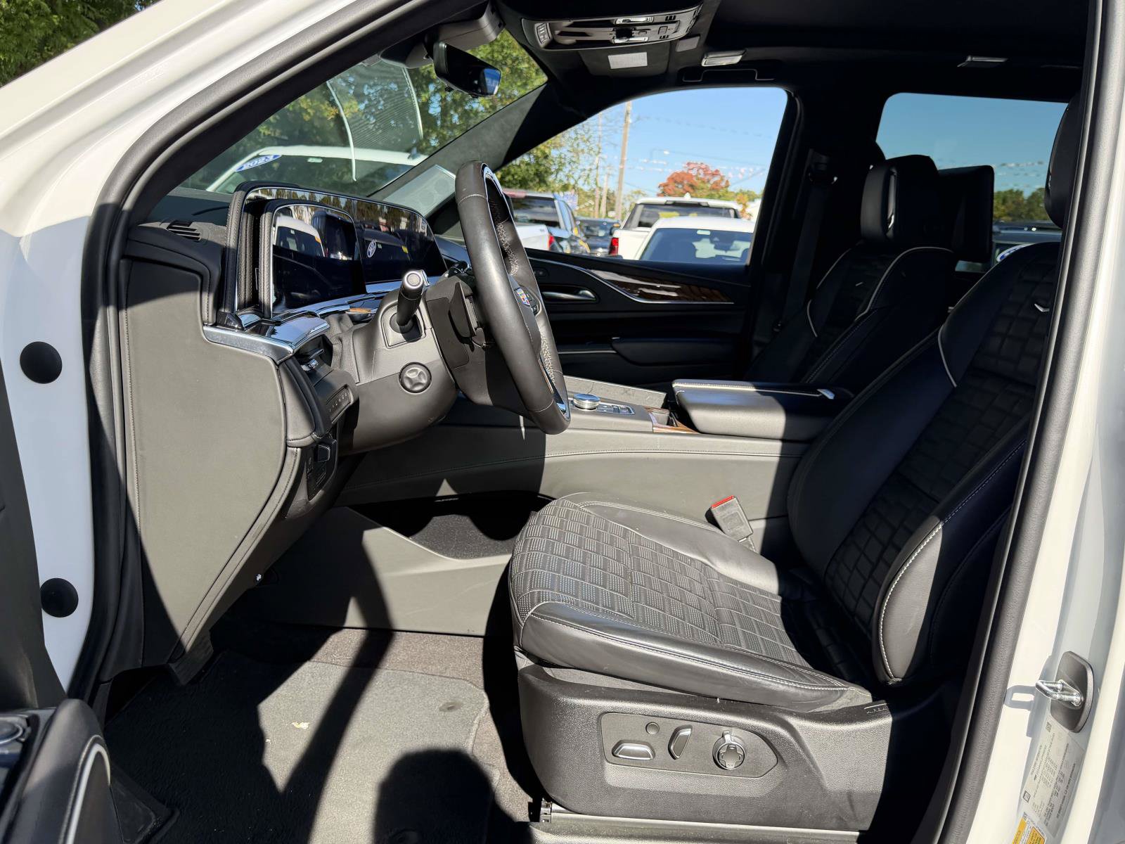 Used 2023 Cadillac Escalade Sport Platinum w/ LPO, ONYX Package AWD/4WD image 9