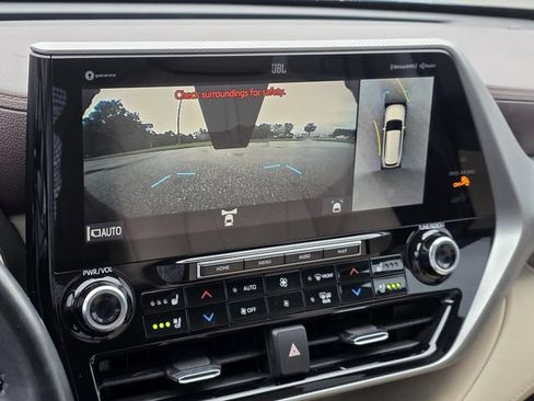 Used 2022 Toyota Highlander Platinum FWD image 19
