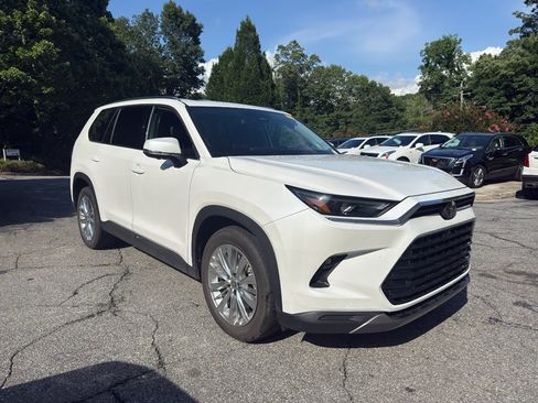 Used 2024 Toyota Grand Highlander AWD image 4