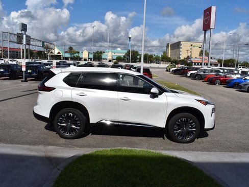 Used 2025 Nissan Rogue Platinum w/ Platinum Premium Package FWD image 14