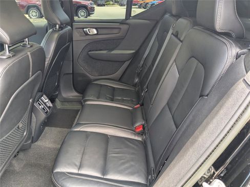 Used 2023 Volvo XC40 B5 Plus image 15