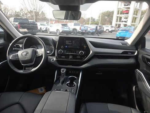 Used 2025 Toyota Highlander XLE image 9