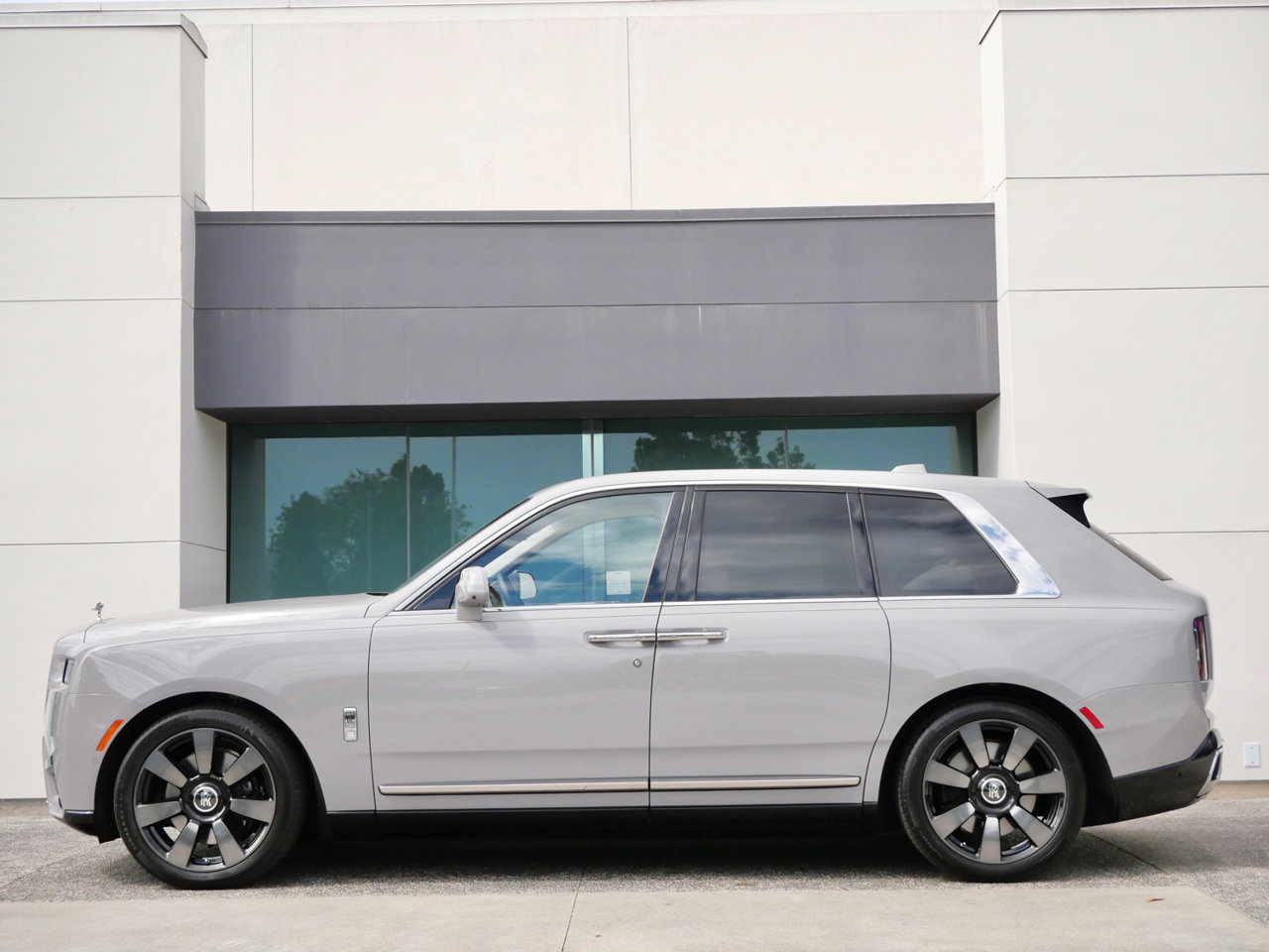 Used 2025 Rolls-Royce Cullinan AWD/4WD image 3