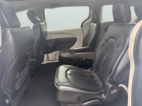 Used 2018 Chrysler Pacifica Limited FWD image 11