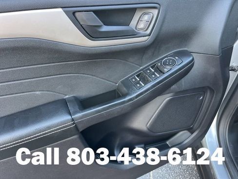 Used 2022 Ford Escape SE w/ SE Sport Appearance Package FWD image 8