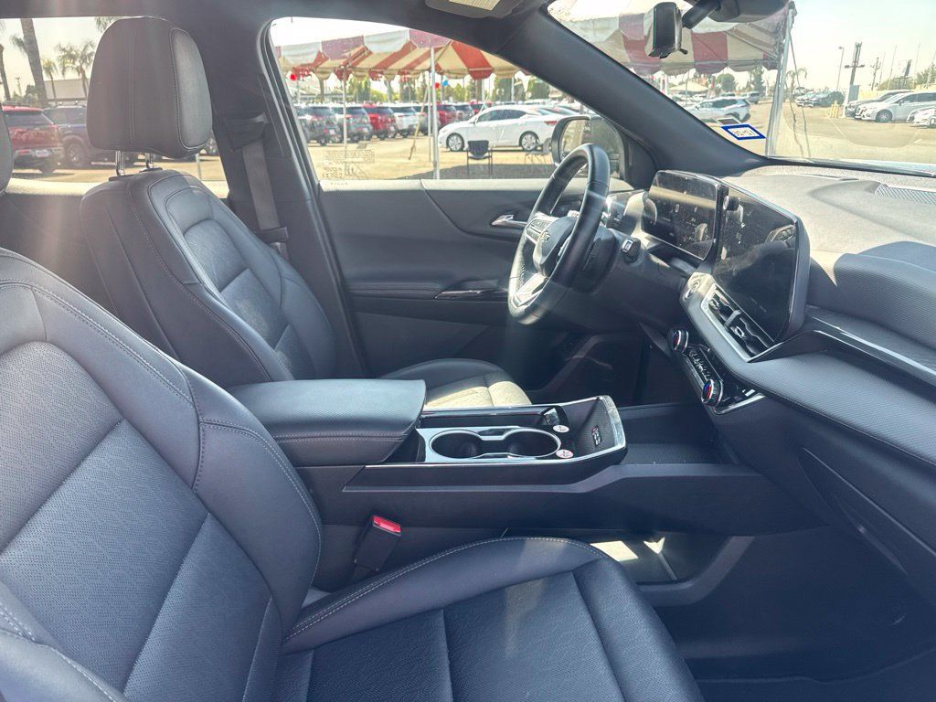 Used 2025 Chevrolet Equinox LT w/ Convenience Package II FWD image 8