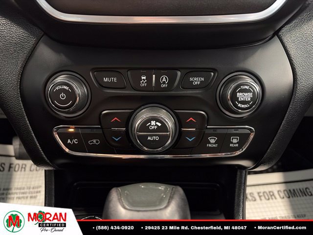 Used 2019 Jeep Cherokee Trailhawk w/ Cold Weather Group AWD/4WD image 21