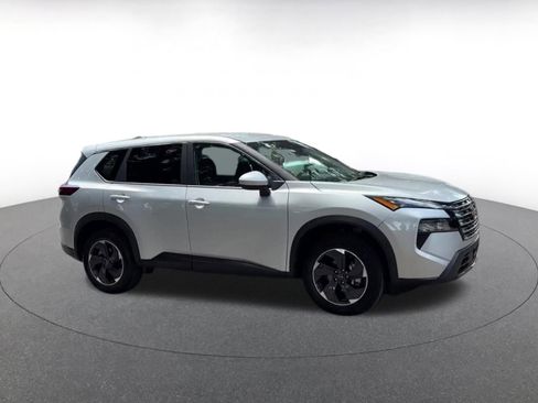Used 2025 Nissan Rogue SV FWD image 2