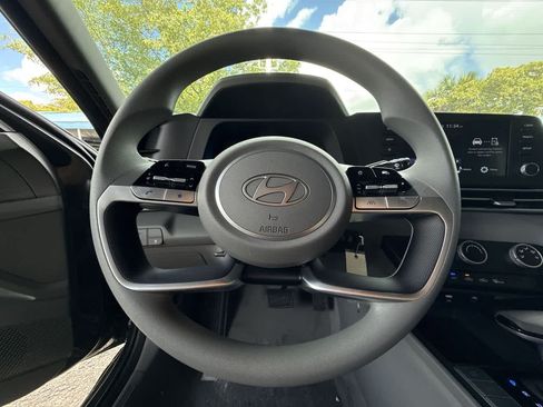 Used 2025 Hyundai Elantra SE FWD image 15