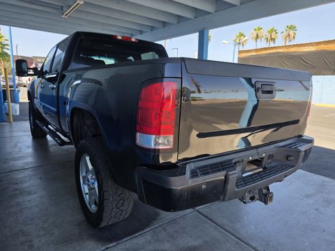 Used 2011 GMC Sierra 2500 Denali w/ Suspension Package, Off-Road AWD/4WD image 4