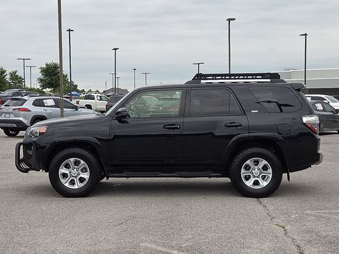 Used 2019 Toyota 4Runner SR5 AWD/4WD image 3