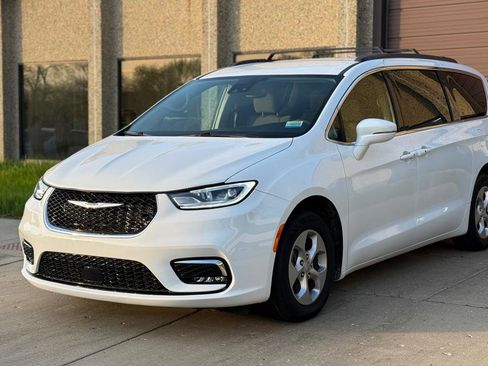 Used 2021 Chrysler Pacifica Touring FWD image 3