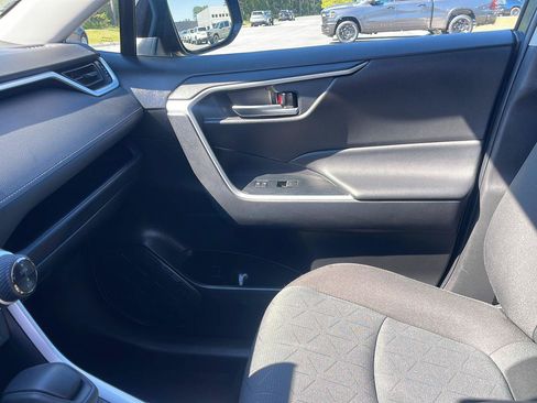 Used 2025 Toyota RAV4 XLE FWD image 28