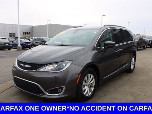 Used 2017 Chrysler Pacifica Touring-L image 3