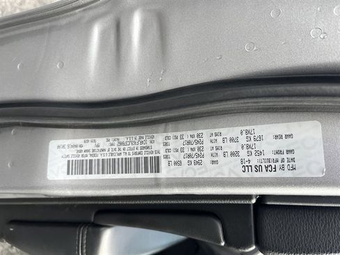 Used 2018 Jeep Grand Cherokee Laredo image 38