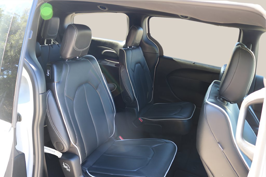 Used 2026 Chrysler Pacifica Limited FWD image 19