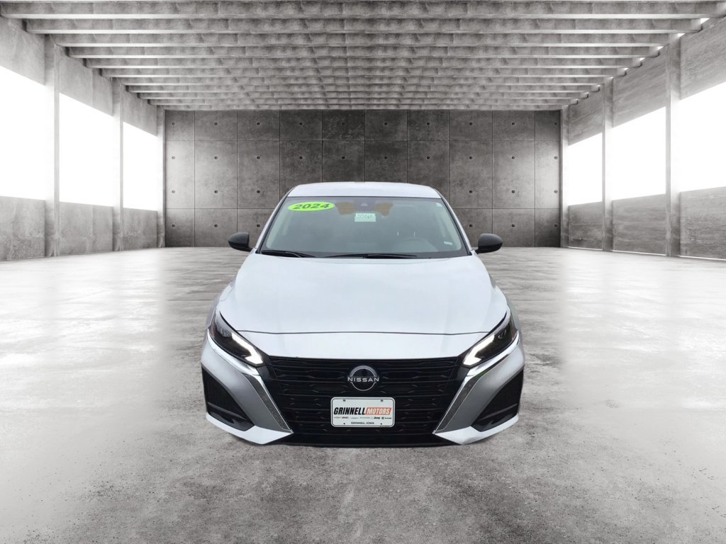 Used 2024 Nissan Altima 2.5 SV FWD image 2