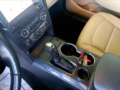 Used 2017 Ford Explorer XLT w/ Equipment Group 202A FWD image 16