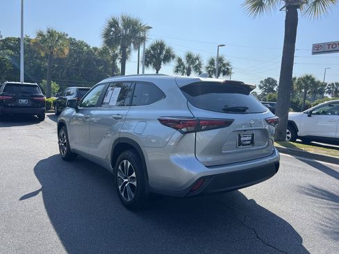 Used 2025 Toyota Highlander XLE AWD/4WD image 8