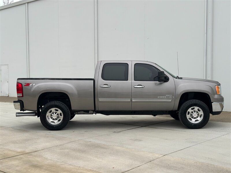 Used 2007 GMC Sierra 2500 SLE w/ Z71 Off-Road Package AWD/4WD image 5