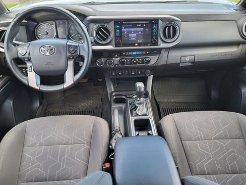 Certified 2017 Toyota Tacoma TRD Off-Road AWD/4WD image 21