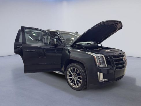 Used 2019 Cadillac Escalade Luxury w/ Escalade Sport Edition image 8