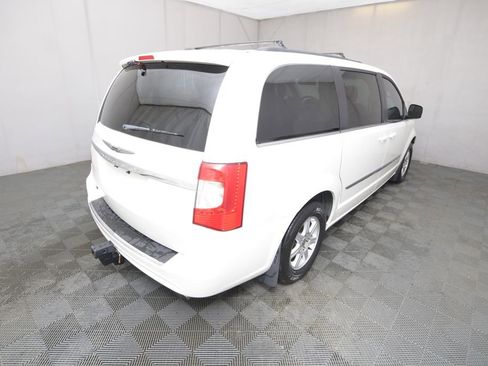 Used 2012 Chrysler Town & Country Touring image 5
