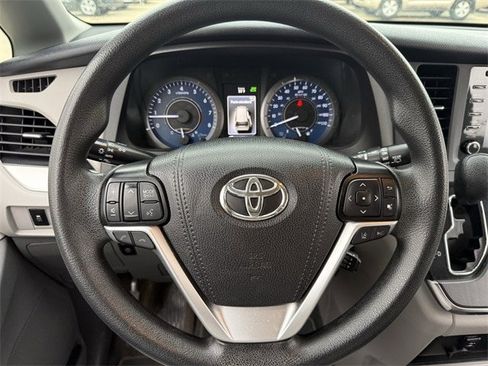 Used 2019 Toyota Sienna LE image 11