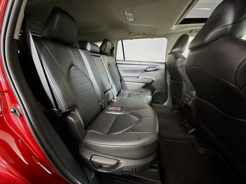 Certified 2023 Toyota Highlander XLE image 27