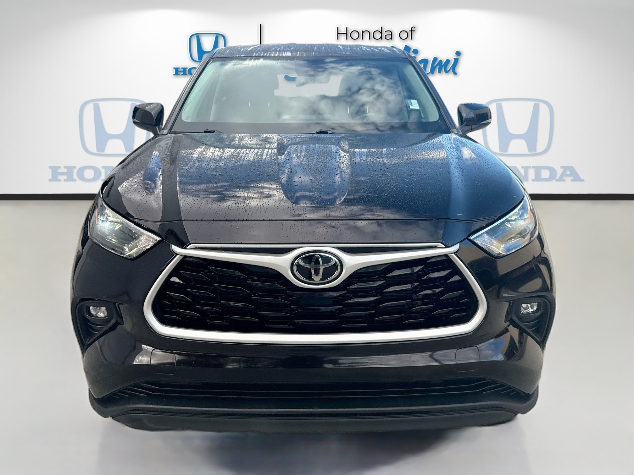 Used 2022 Toyota Highlander LE FWD image 2