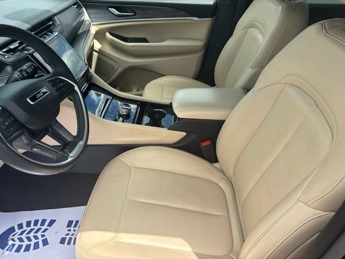 Used 2023 Jeep Grand Cherokee L Limited AWD/4WD image 16