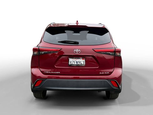 Used 2021 Toyota Highlander XLE image 4