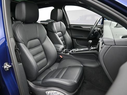 Certified 2025 Porsche Macan image 31